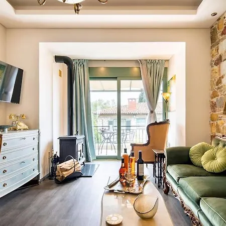 Queen's Stone Legend, Royal Living By Acropolis *