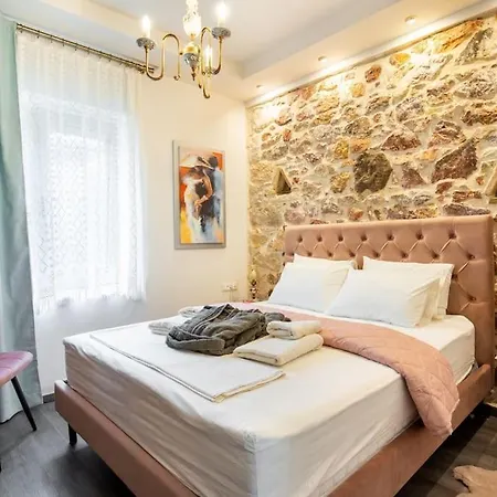 Queen's Stone Legend, Royal Living By Acropolis Athen